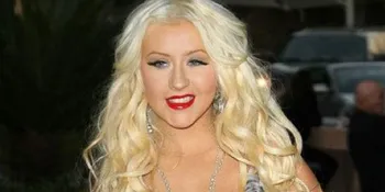 Christina Aguilera Senang Tunjukkan Belahan Dadanya