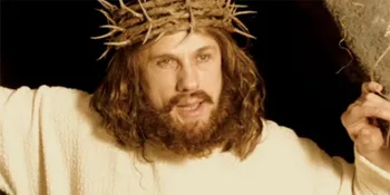 Christoph Waltz Tampilkan Yesus Berpedang