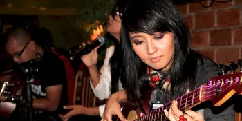 Chua Kotak Pacaran Sambil Service Bass