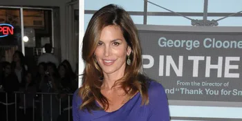 Cindy Crawford Rela Habiskan Rp 362 Juta Demi Lukisan Aneh