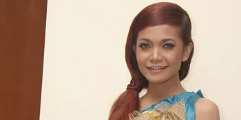 Citra Scholastika Suka Gunakan Plastik Untuk Aksesoris