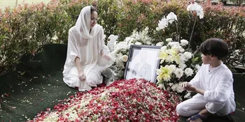 Cium Jenazah Ashraf Sinclair dalam Keranda, BCL Bisikan Kalimat Mengharukan