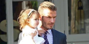 Ciuman Mesra Harper Seven Untuk David Beckham di Lapangan Hockey