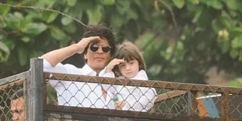 Ciuman Mesra SRK dan AbRam Usai Salat Idul Fitri, Bikin Baper
