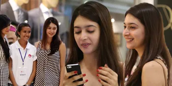 [Foto] Selalu Tersenyum, Nabila Syakieb Sabar Layani Penggemar