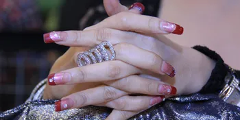 Coba Tebak! Milik Siapa Kuku Cantik Ini?
