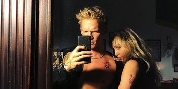Cody Simpson Unggah Foto Mesra ke IG, Tangan Nakal Miley Cyrus Jadi Perhatian