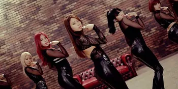 'Confused', AOA Hadirkan Bibir dan Paha Menggoda