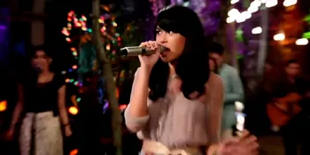 Cover Lagu Bruno Mars, Maudy Ayunda Tampil Bak Bidadari