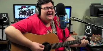 Cover 'Payphone' Pria Ini Bakal Bikin Kamu Terbang ke Alam Mimpi