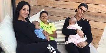 Cristiano Ronaldo Ajak Pacar &#38; Bayi Kembarnya Berenang Bareng