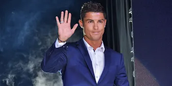 Cristiano Ronaldo Posting Foto Selfie Bareng Pacar &#38; 3 Anaknya