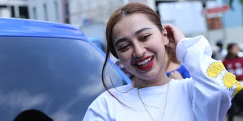 Cupi Cupita Bagikan Peralatan Dangdut Keliling Ke Penggemar