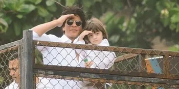 Cute! AbRam Khan Jalan Pegangan Tangan Manis Dengan Gadis Kecil