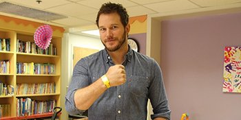 Cute dan Haru, Chris Pratt Beramal Sambil Bagi-Bagi Baby Groot