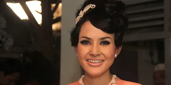 Cynthiara Alona Serahkan Langsung Sumbangannya ke Sasaran