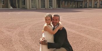 Daddy's Little Girl, Harper Beckham Pakai Topeng Wajah Ayahnya ke Sekolah