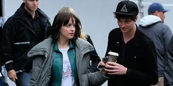 Dakota Johnson Gandeng Mesra Pacar di Lokasi Syuting Film Barunya