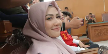 Dalam Kondisi Tidak Sehat, Rey Utami Memaksakan Diri Mengikuti Persidangan Kasus Ikan Asin