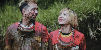 Dandanan Resepsi Pernikahan Ala Poppy Sovia - Oki, Pakai Sepatu Boots!