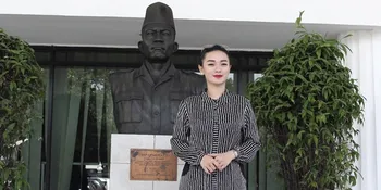 Dapat Buku 'Hari Lahir Pancasila' Zaskia Gotik Tetap Taati Hukum