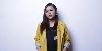 Selfi LIDA Nangis di Dalam Pesawat Setelah Dapat Kabar Mendadak Sang Ayah Meninggal Dunia