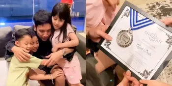 Diberi Kejutan dari 3 Anaknya, Desta Haru Maksimal - Dapat Sertifikat Best Dad