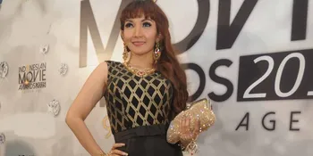 Dapat Penghargaan Dari Menteri, Roro Fitria Pakai Kebaya Jutaan