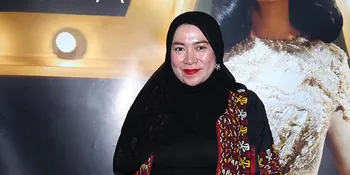 Dari Busana Nyentrik, Kini Melly Goeslaw Tampil Berhijab