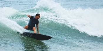 Dari Hamish Daud hingga Dwi Sasono: Saat Surfing Jadi Gaya Hidup