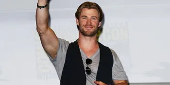 Dari Tubuh Kekar Hingga Hot Daddy, Chris Hemsworth Memang Seksi