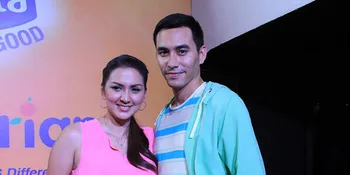 Darius Sinathrya Sekeluarga Kompakan Merah-Merah Saat Natal