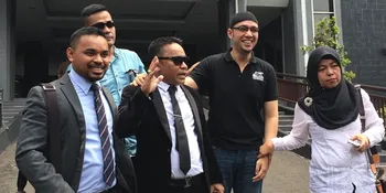 Datang ke Kejaksaan Tinggi DKI Jakarta, Sandy Tumiwa Tebar Senyum