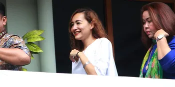 Datang ke Sidang Putusan Cerai, Dewi Rezer Tetap Senyum Ceria