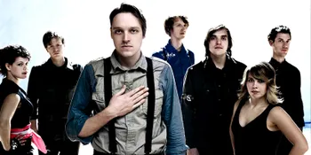 Datang Naik Trem,  Arcade Fire Bikin Kejutan!