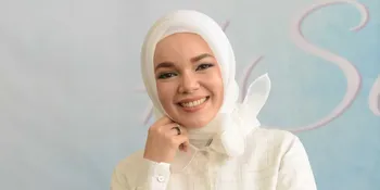 Datangi Sumba, Dewi Sandra Membuat Sumur dan Membangun Sekolah