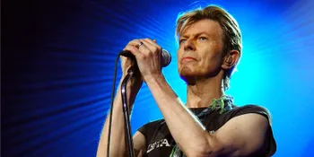 David Bowie Berkolaborasi Dengan Desainer Kenamaan