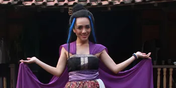 Dea Ananda Bangga Banget Pakai Batik
