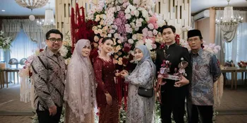 Dea Annisa Resmi Dilamar Mazaki, Cantik Berkebaya Merah