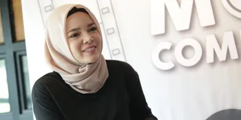 Demi Air, Dewi Sandra Jatuh Guling-Guling Sampai Menangis Di Sumba!