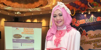 Demi Amal, Edies Adelia Jual Baju Artis