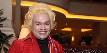 Demi Film Terbaru, Tata Liem Rela Cat Pirang Rambutnya