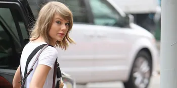 Demi Hindari Paparazzi, Taylor Swift Jalan Seperti Kepiting!