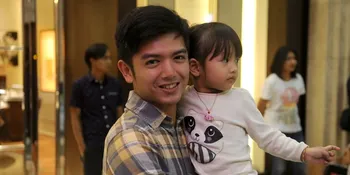 Demi Quality Time, Nicky Tirta Suka Temani Istri Kerja