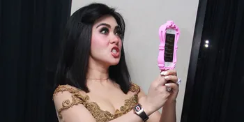 Demi Selfie Bareng, Syahrini Terus Tempel Siti Nurhaliza