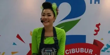 Demo Masak di Depan Ibu-Ibu, Chef Aiko Tak Tahan Belanja Perkakas Dapur Baru