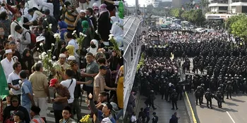 Deretan Foto-Foto Aksi Demo di Bawaslu, Ada Bagi-Bagi Bunga