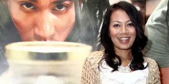 Dewi Lestari Cantik Berbalut Putih