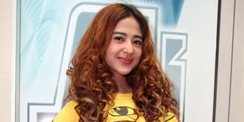 Dewi Perssik: Buat Film Jangan Menghina Agama