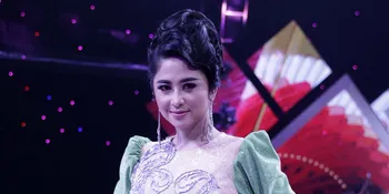 Dewi Perssik Latihan Menari di Kedalaman Air 16 Meter Pakai Gaun Cantik